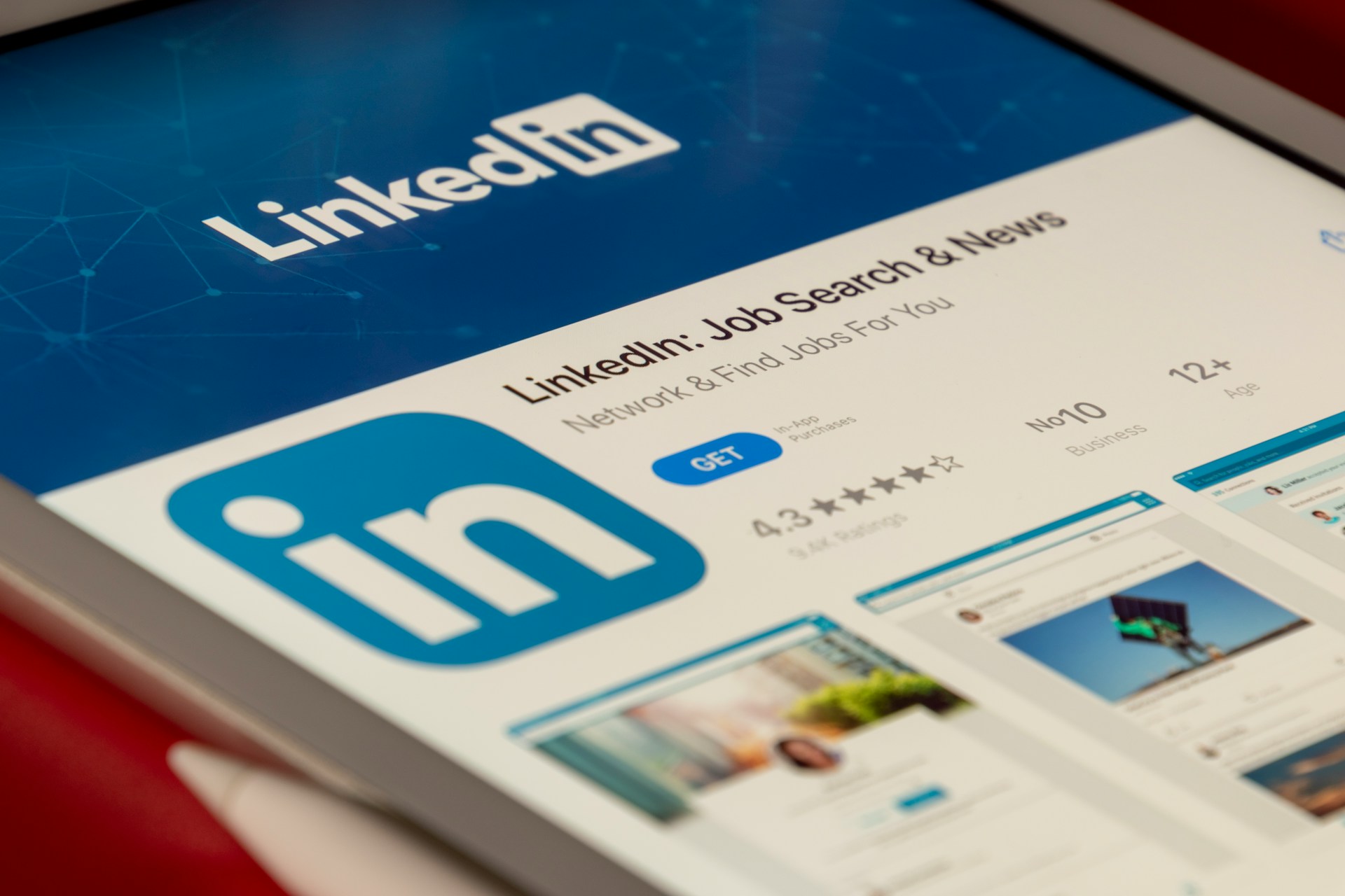 &Tau;&omicron; LinkedIn &epsilon;&pi;&epsilon;&kappa;&tau;&epsilon;ί&nu;&epsilon;&tau;&alpha;&iota; &sigma;&tau;&alpha; &pi;&alpha;&iota;&chi;&nu;ί&delta;&iota;&alpha;: &Kappa;&upsilon;&kappa;&lambda;&omicron;&phi;&omicron;&rho;&epsilon;ί 3 &nu;έ&alpha; &lambda;&omicron;&gamma;&iota;&kappa;ά &pi;&alpha;&zeta;&lambda;