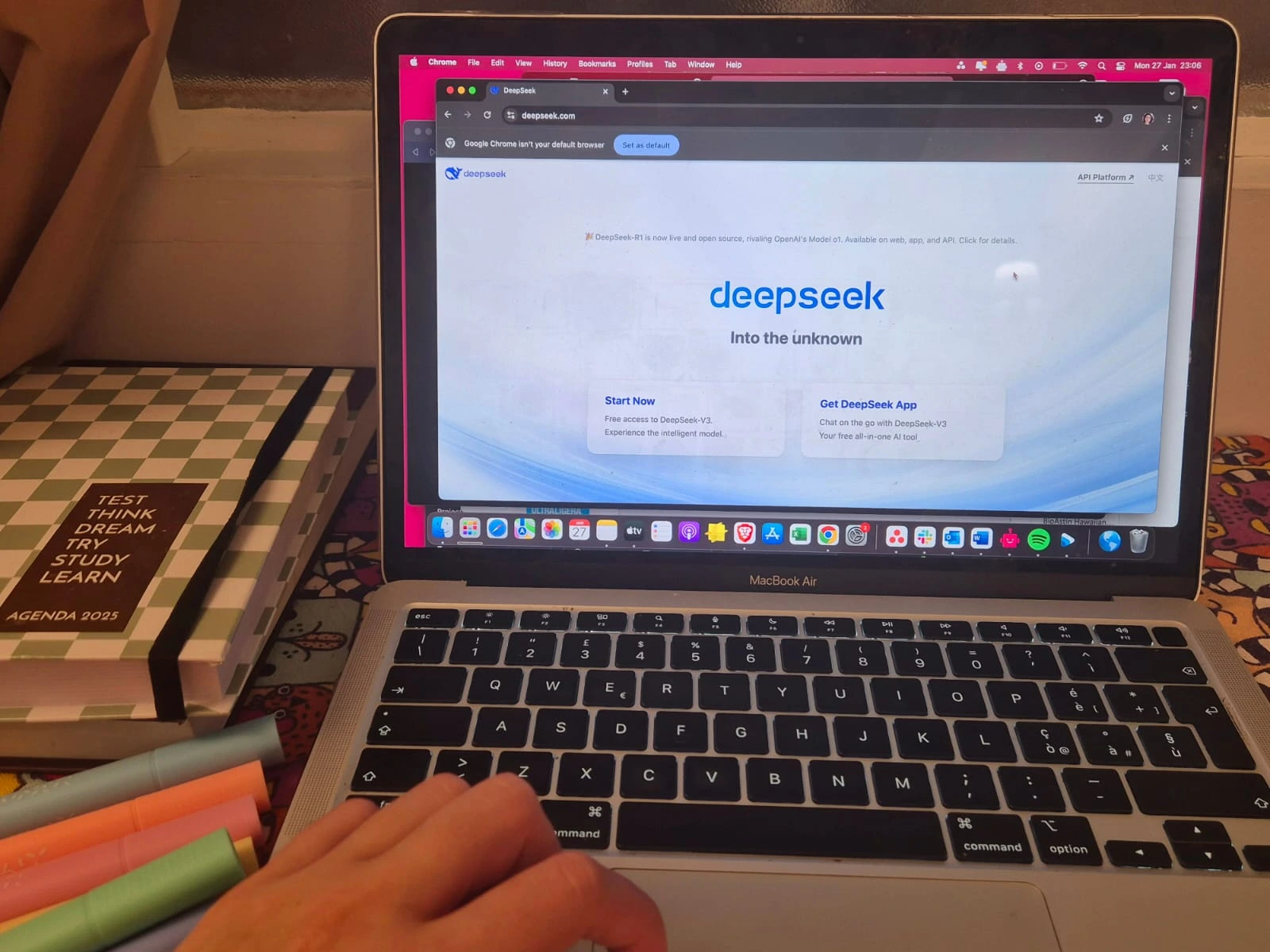 &Tau;&omicron; DeepSeek &Pi;&epsilon;&rho;&iota;&omicron;&rho;ί&zeta;&epsilon;&iota; &tau;&iota;&sigmaf; &Epsilon;&gamma;&gamma;&rho;&alpha;&phi;έ&sigmaf; &Mu;&epsilon;&tau;ά &tau;&iota;&sigmaf; &Kappa;&upsilon;&beta;&epsilon;&rho;&nu;&omicron;&epsilon;&pi;&iota;&theta;έ&sigma;&epsilon;&iota;&sigmaf;