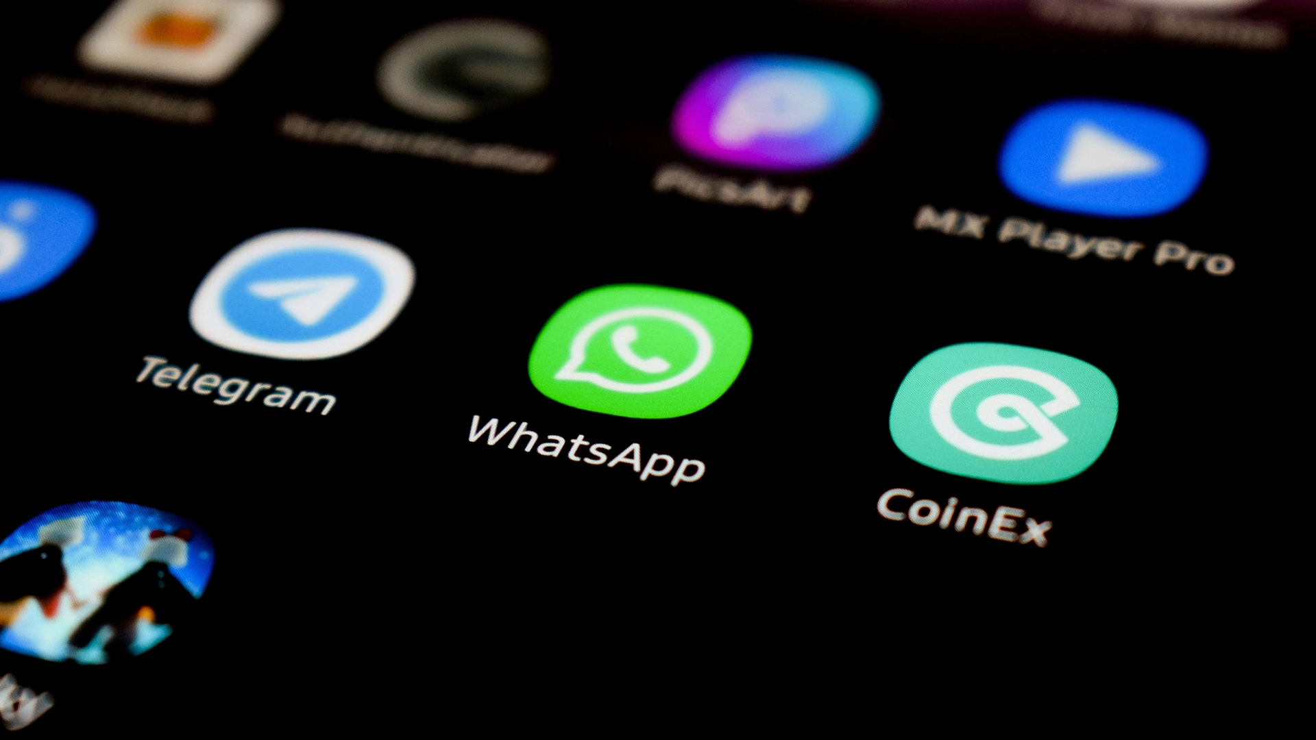 &Tau;&omicron; WhatsApp &Xi;&epsilon;&kappa;&iota;&nu;ά &Delta;&iota;&alpha;&phi;&eta;&mu;ί&sigma;&epsilon;&iota;&sigmaf; &sigma;&tau;&omicron; Status, &Pi;&rho;&omicron;&sigma;&theta;έ&tau;&epsilon;&iota; &Chi;&alpha;&rho;&alpha;&kappa;&tau;&eta;&rho;&iota;&sigma;&tau;&iota;&kappa;ά &Epsilon;&pi;ί &Pi;&lambda;&eta;&rho;&omega;&mu;ή&sigmaf; &Kappa;&alpha;&nu;&alpha;&lambda;&iota;&omicron;ύ
